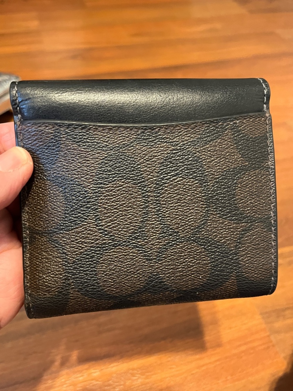 Coach Black Leather Compact Wallet with Gold Logo never used - Picture 4 of 6